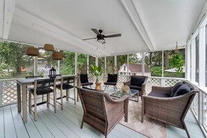 Outdoor dining - Four Bedroom Beach House - Walk to Park and Beach (Isle of Palms)