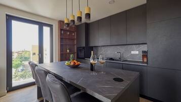 Kühlschrank, Ofen, Geschirrspüler, Wasserkocher mit Kaffee-/Teezubehör