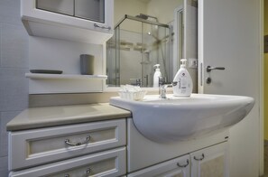 Bruser, hårtørrer, bidet, håndklæder