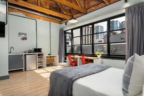 Caja de seguridad en la habitación y espacio para trabajar con laptop