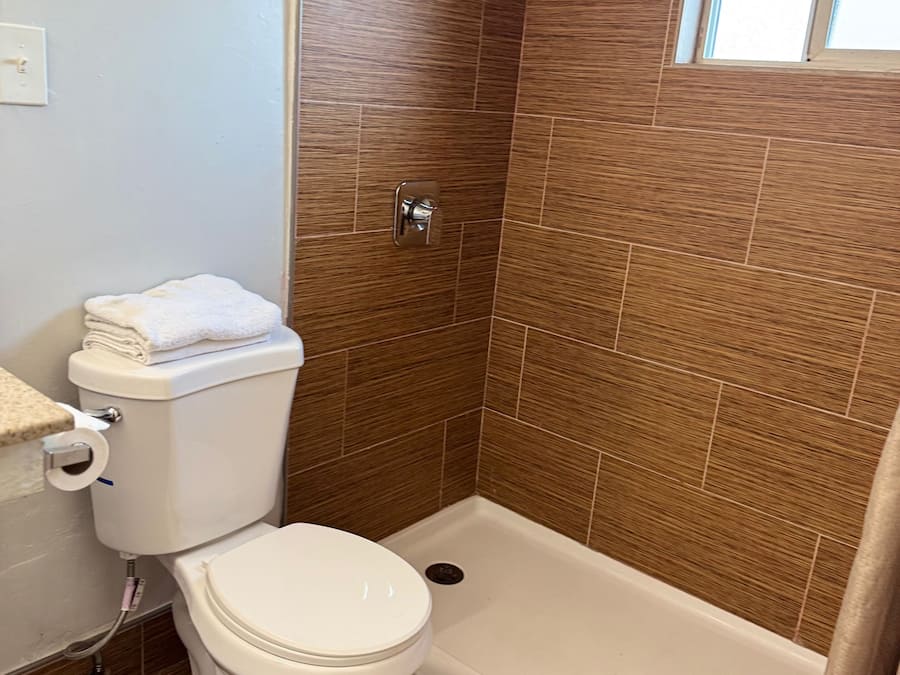 Camera Basic | Bagno | Doccia, set di cortesia gratuito, asciugamani, sapone