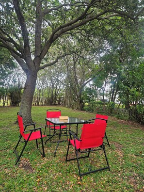 Outdoor dining - Lovely 2-bedroom camper + Kitchen + Free Parking + Relaxing backyard. (Pompano Beach)