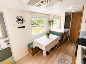 2 bedrooms, free WiFi, bed sheets - Lovely 2-bedroom camper + Kitchen + Free Parking + Relaxing backyard. (Pompano Beach)