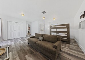 Smart TV, fireplace, books, video library - Vegas Getaway Ground Floor, Pool, Game Room, BBQ (Las Vegas)