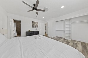 5 bedrooms, desk, iron/ironing board, travel cot