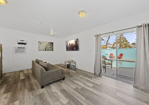 Smart TV, fireplace, books, video library - Vegas Getaway Ground Floor, Pool, Game Room, BBQ (Las Vegas)