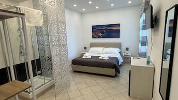 Doppia Comfort, vista città | Una cassaforte in camera, una scrivania, postazione laptop