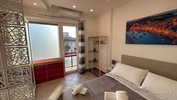 Doppia Comfort, vista mare parziale | Una cassaforte in camera, una scrivania, postazione laptop