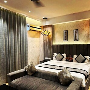 Studiosuite – deluxe, balkong, bassengutsikt | Skrivebord for bærbar PC og wi-fi (inkludert)