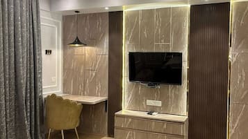 Suite estudio Deluxe, balcón, vistas a la piscina | Espacio para trabajar con un portátil y wifi gratis