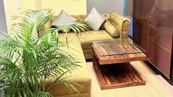 Suite monolocale Deluxe, balcone, vista piscina | Postazione laptop, Wi-Fi gratuito