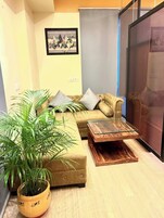 Espacio para trabajar con laptop y wifi gratis