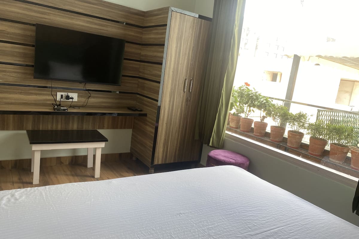 Luxe beddengoed, donzen dekbedden, een bureau, een laptopwerkplek