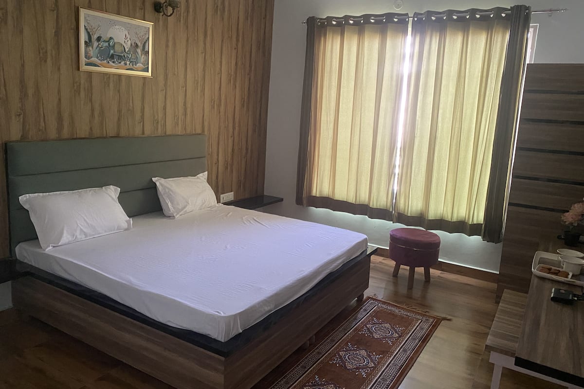 Luxe beddengoed, donzen dekbedden, een bureau, een laptopwerkplek
