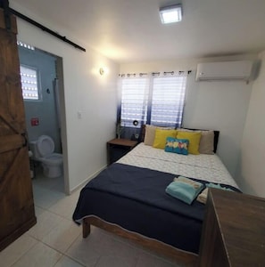 1 habitación, tabla de planchar con plancha, wifi y ropa de cama