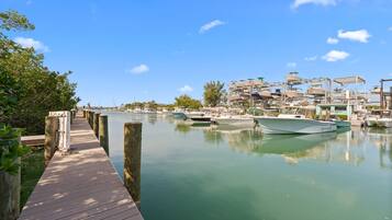 4 bedrooms, desk, Internet