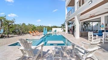 5 bedrooms, desk, Internet