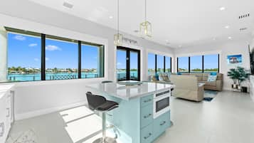 5 bedrooms, desk, Internet