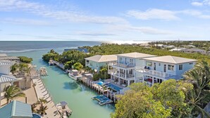 A waterfront property with multiple buildings, a dock, and a marina. - Luxury Waterfront Oasis w Heated Pool and 50 Dock (Marathon)