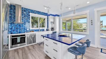 House, Smoking | 4 bedrooms, desk, Internet