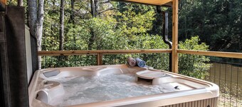 Eagle's Nest - Lakeside Bungalow with A/C and Hot Tub!