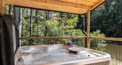 Eagle's Nest - Lakeside Bungalow with A/C and Hot Tub!