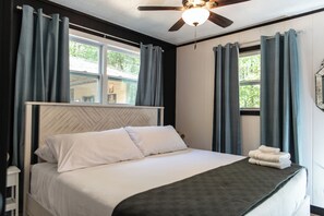 3 bedrooms, iron/ironing board, free WiFi, bed sheets - Eagle's Nest - Lakeside Bungalow with A/C and Hot Tub! (Suches)