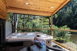 Outdoor spa tub - Eagle's Nest - Lakeside Bungalow with A/C and Hot Tub! (Suches)