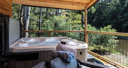 Eagle's Nest - Lakeside Bungalow with A/C and Hot Tub!