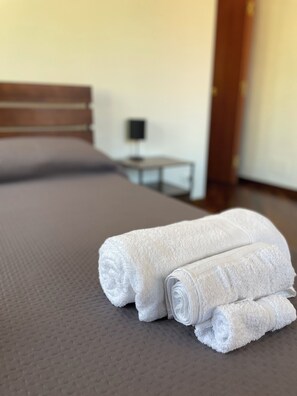 2 Schlafzimmer, Schreibtisch, Bügeleisen/Bügelbrett, Reisekinderbett