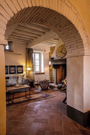 Luxury Apartment, 5 Bedrooms, Air conditioning, Hill View | Living area | 60-inch Smart TV with cable channels - Podere Cavalbianco (Monte San Savino)