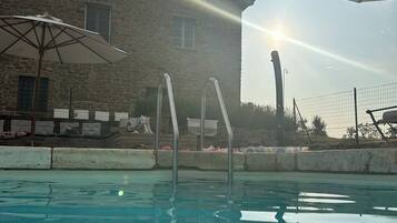 AuĂenpool (je nach Saison geöffnet), Sonnenschirme, LiegestĂŒhle