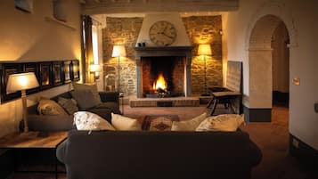 Luxury Apartment, 5 Bedrooms, Air conditioning, Hill View | Living area | 60-inch Smart TV with cable channels