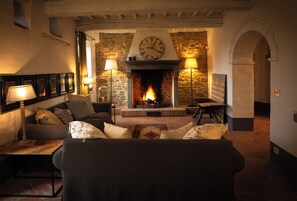 Luxury Apartment, 5 Bedrooms, Air conditioning, Hill View | Living area | 60-inch Smart TV with cable channels