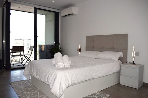 E1 Gem: Modern Studio Retreat