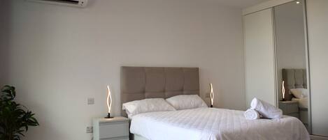 1 dormitori, escriptori, planxa i posts de planxar i wifi