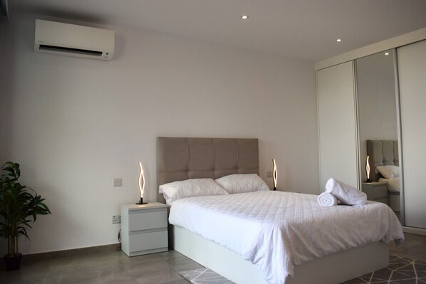 1 habitación, escritorio, tabla de planchar con plancha y wifi