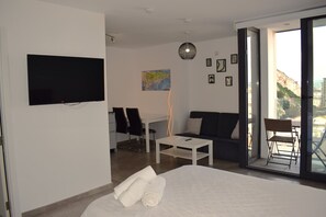1 soverom, skrivebord, strykejern/-brett og reiseseng for barn