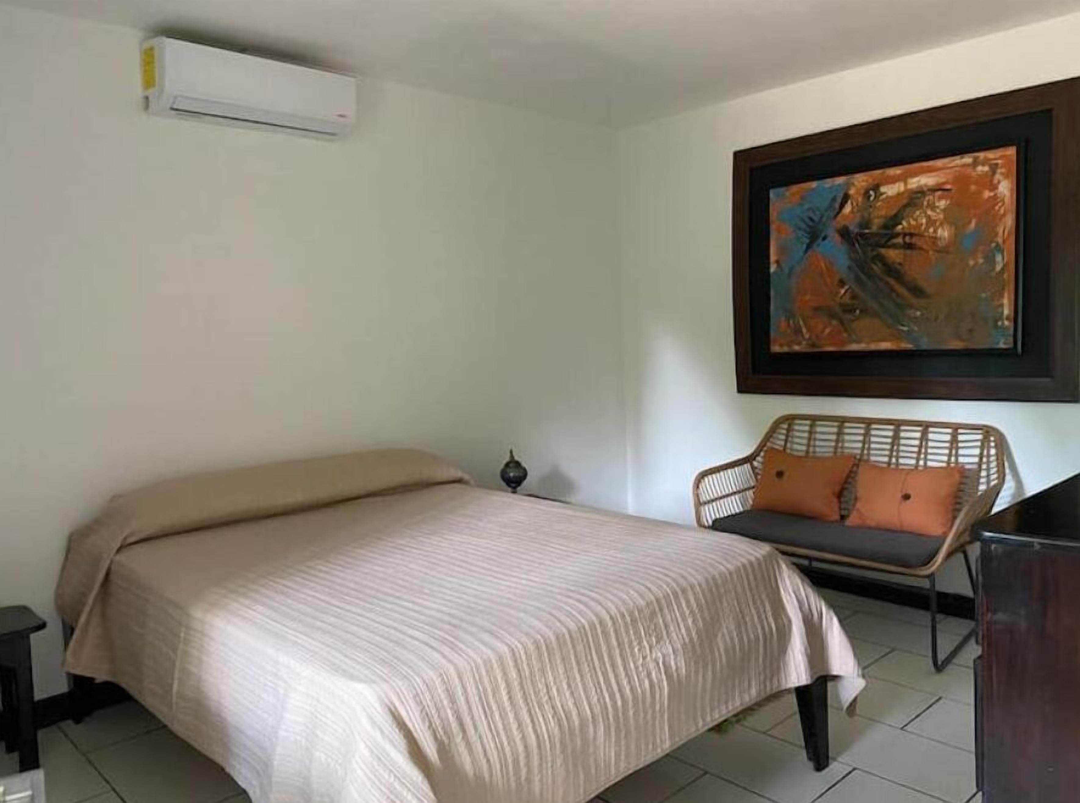 1 habitación, tabla de planchar con plancha, wifi y ropa de cama 