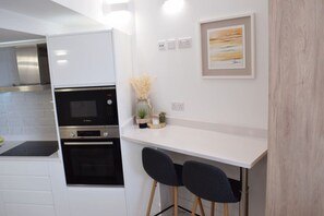 Køleskab, mikrobølgeovn, ovn, brødrister