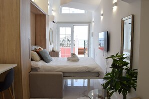 Escritorio, tabla de planchar con plancha, wifi y ropa de cama