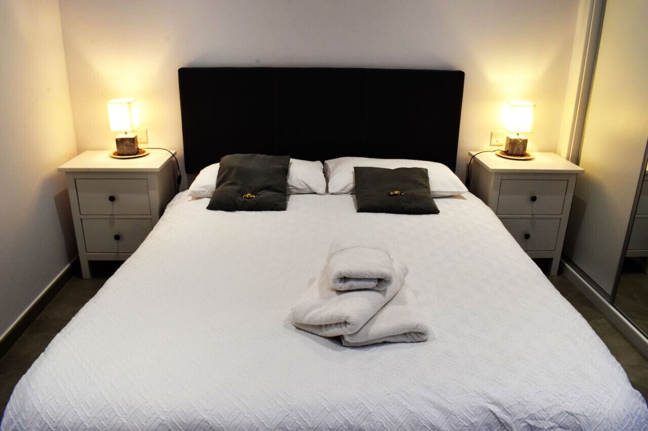 1 habitación, escritorio, tabla de planchar con plancha y wifi 