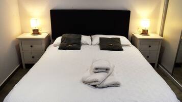 1 habitación, escritorio, tabla de planchar con plancha y wifi