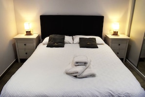 1 habitación, escritorio, tabla de planchar con plancha y wifi