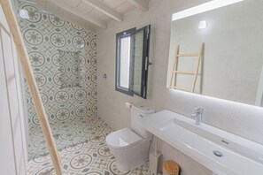 Secador de cabelo, toalhas de banho, sabonete, papel higiênico