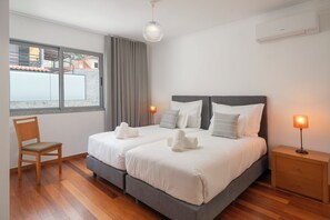 4 bedrooms, iron/ironing board, WiFi, bed sheets - Amazing sea views over Funchal | Atlantic Sunset (Funchal)