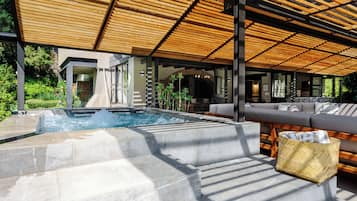 Private spa tub