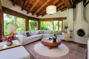 43–tuumainen taulutelevisio, jossa kaapelikanavat