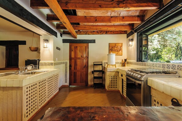 Geladeira grande, micro-ondas, fogão, cooktop