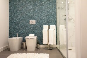 Dusche, Haartrockner, Bidet, Handtücher